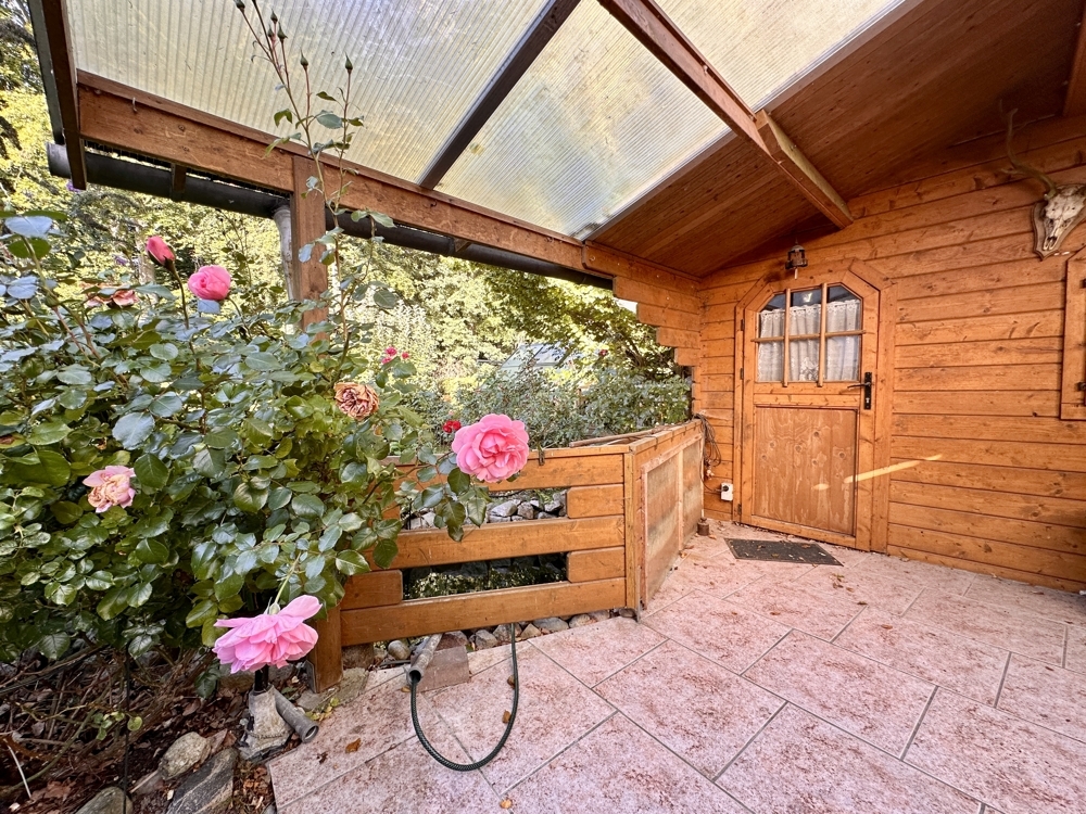 Gartenlaube mit überdachter Terrasse