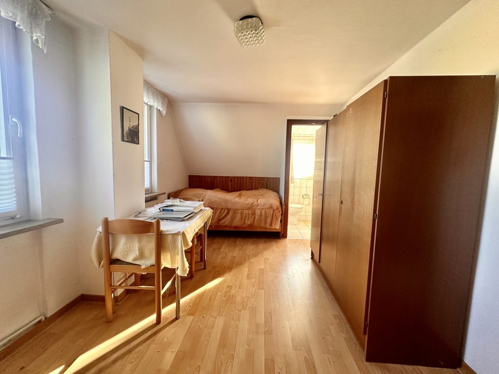Schlafzimmer 1 mit kleinem Badezimmer