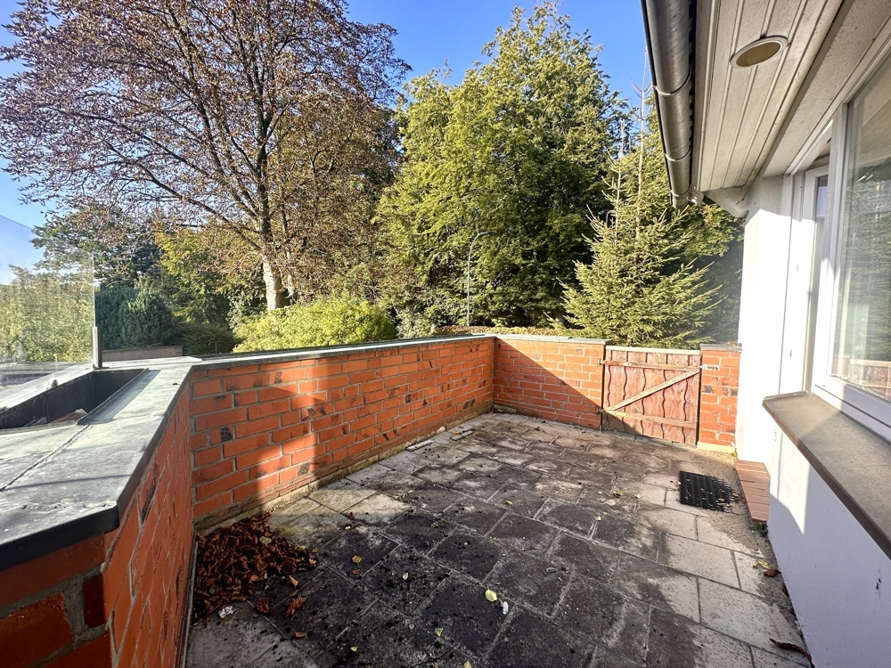 Balkon mit Treppe in den Garten