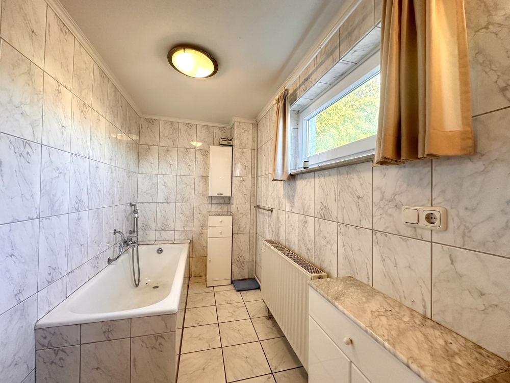 Vollbad mit Badewanne und Außenfenster