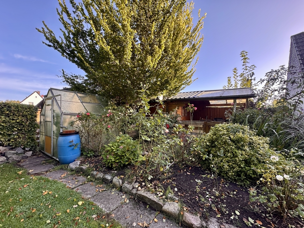 Rosengarten und Gewächshaus