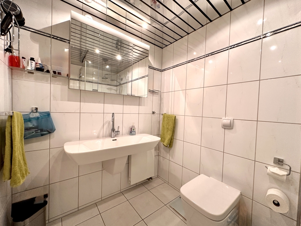 Duschbad mit elegantem Waschtisch