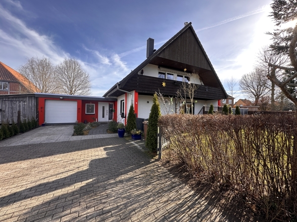 Großzügige Zufahrt zum Haus