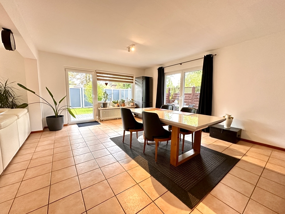 Großer Essbereich mit Ausgang in den Garten