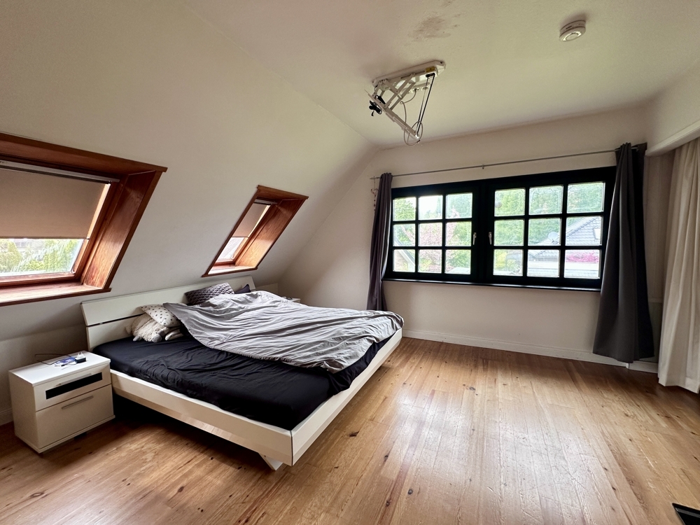 Schlafzimmer mit viel Helligkeit