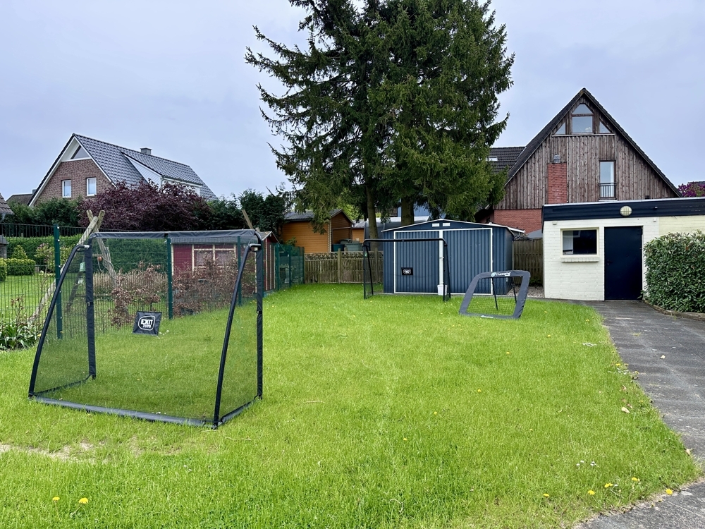 Spielfläche mit Abstellschuppen