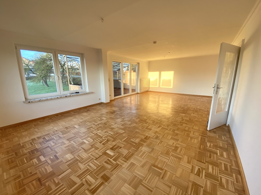 Wohn-Esszimmer mit überdachter Terasse