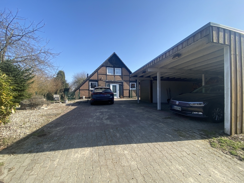 Haus mit Doppelcarport und Garage