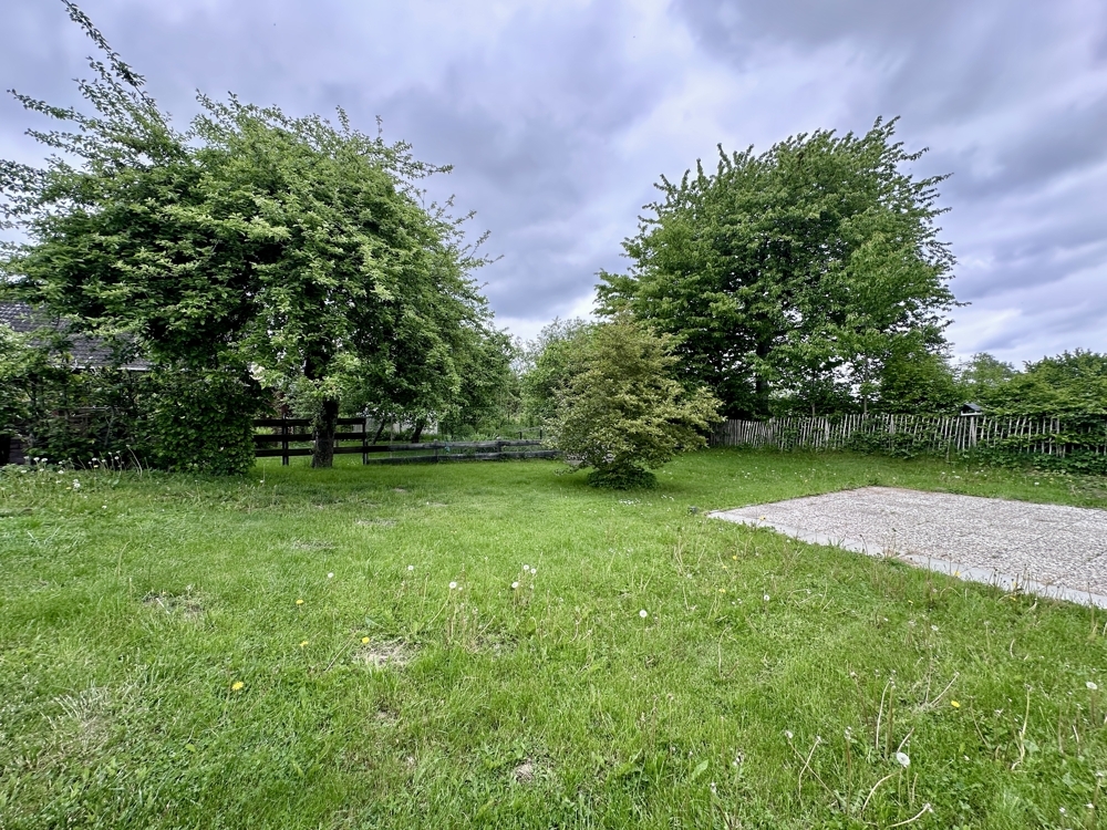Grüner Garten mit Feldrandlage