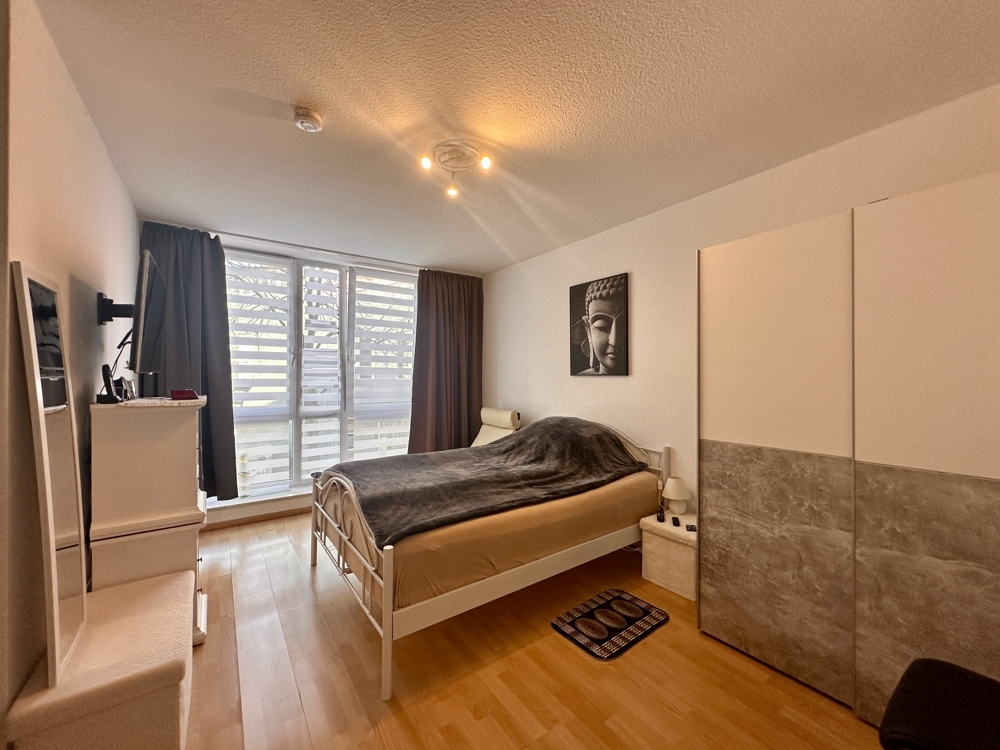 Geräumiges Schlafzimmer 