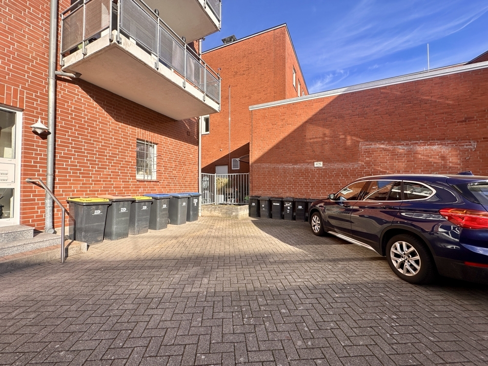 Hinterhof und Stellplätze