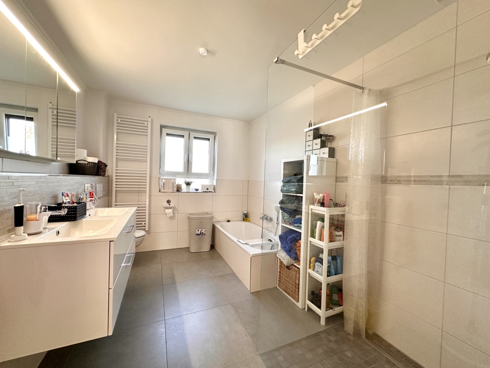 Freundliches Vollbad im Erdgeschoss.