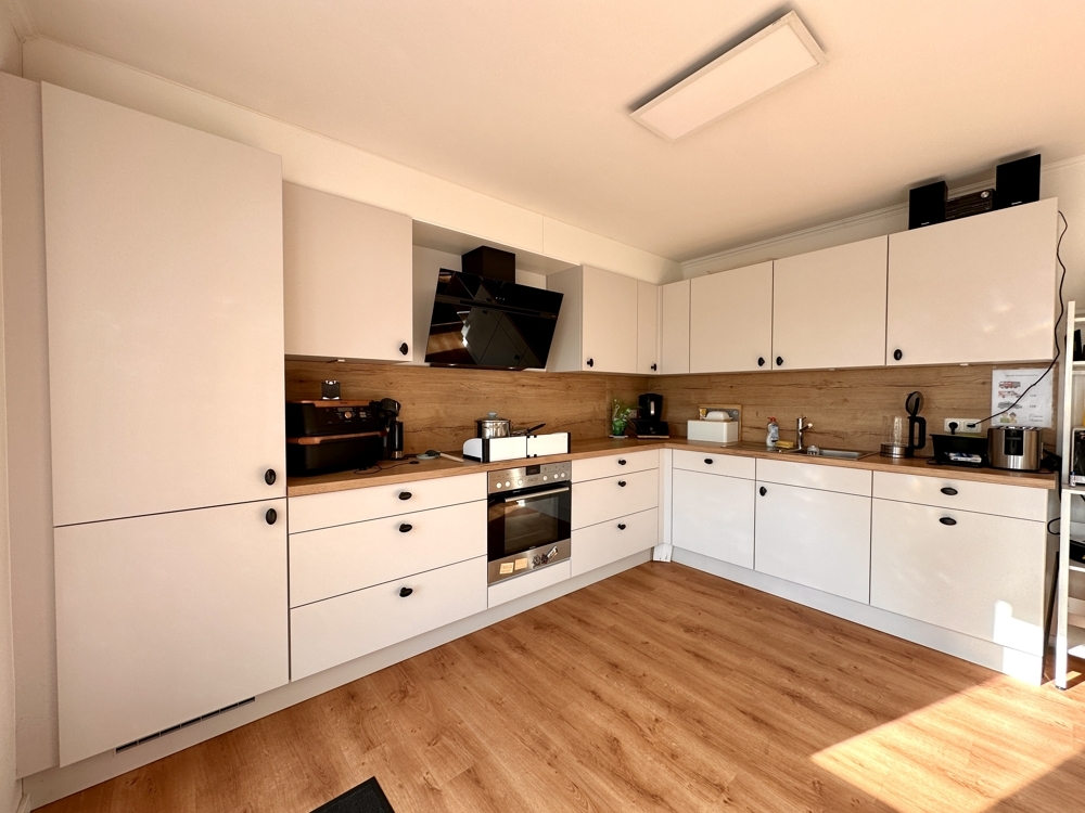 Stilvolle Einbauküche im offenen Wohnbereich