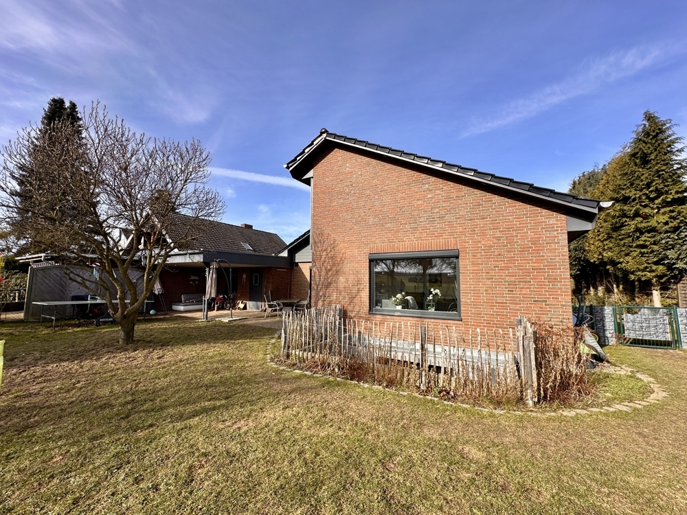 Garten, Terrasse und überdachter Sitzplatz