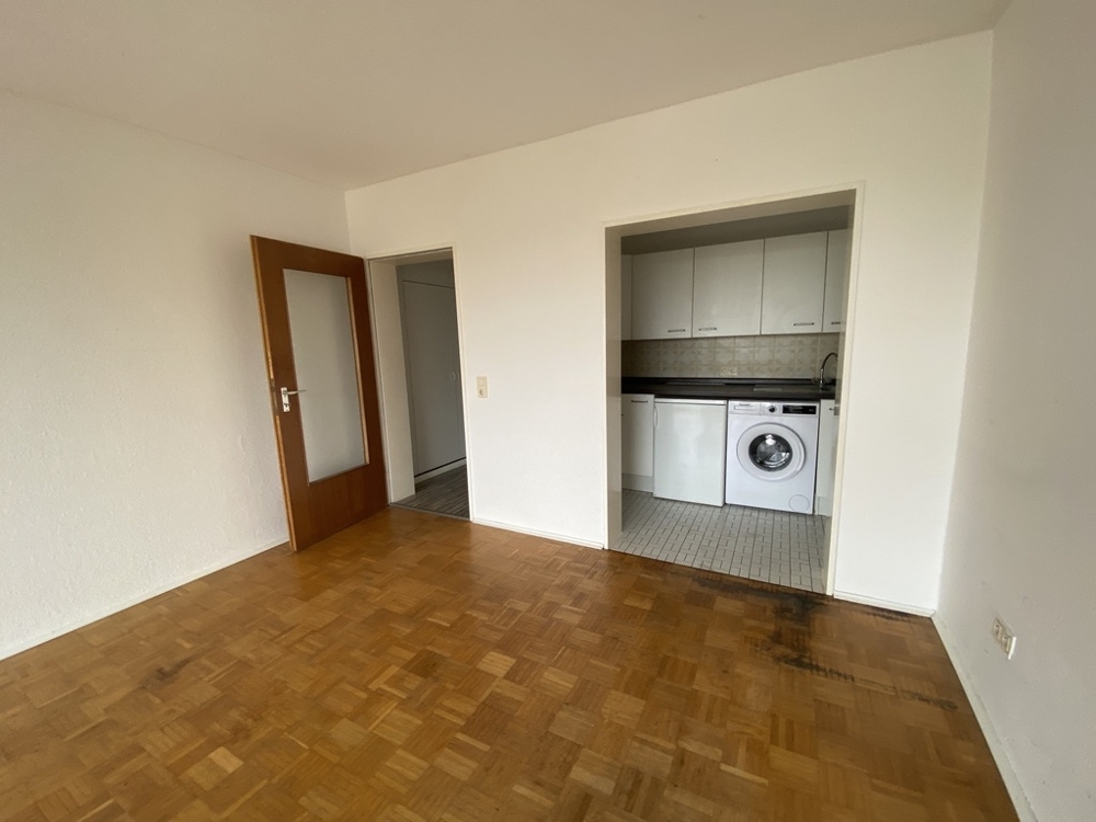 Wohnzimmer mit innenliegender Küche