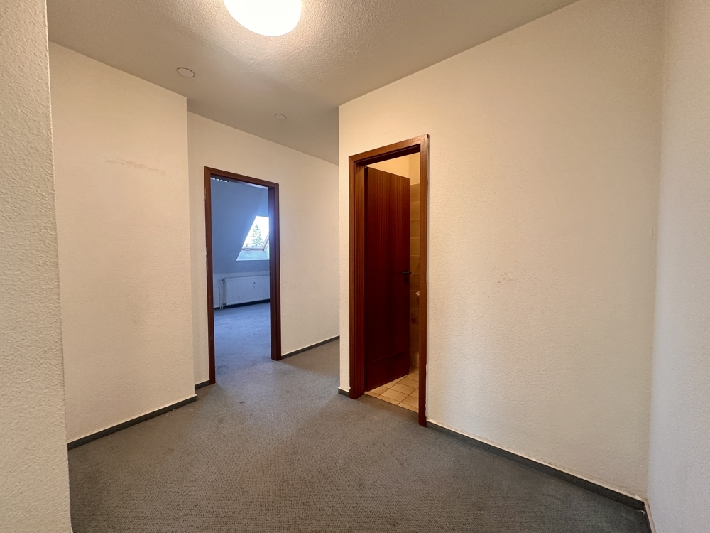 Flur mit Blick Gäste-WC und Kind