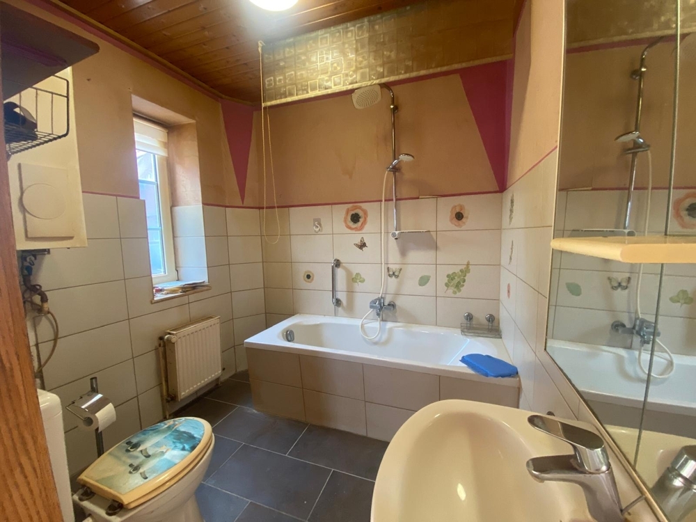 Wannenbad mit Außenfenster