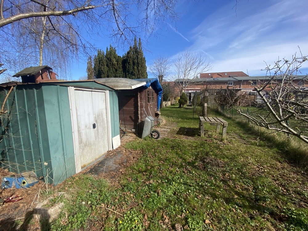 Zwei einfache Gartenhäuser