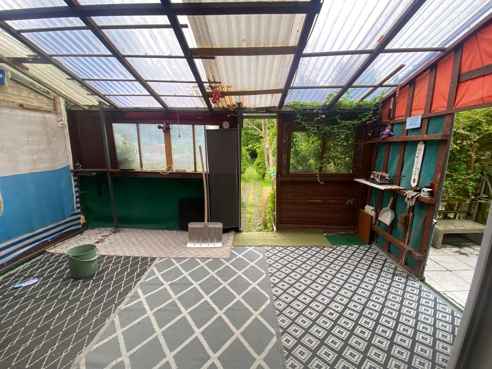 Terrasse mit Zugang in den Garten
