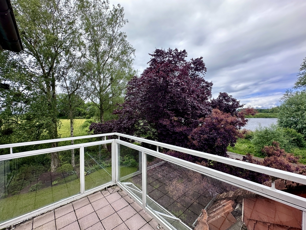 Kleiner Balkon im Dachgeschoss