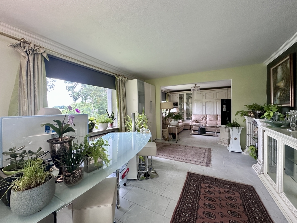 Wohnzimmer mit großen Fenstern