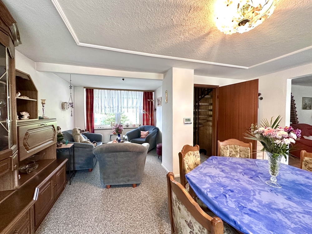Blick ins Esszimmer und Sitzecke