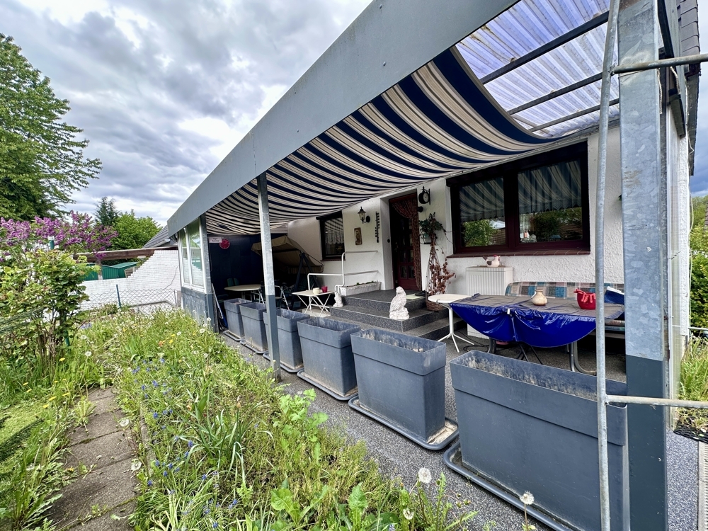 Überdachte Terrasse und Eingangsbereich
