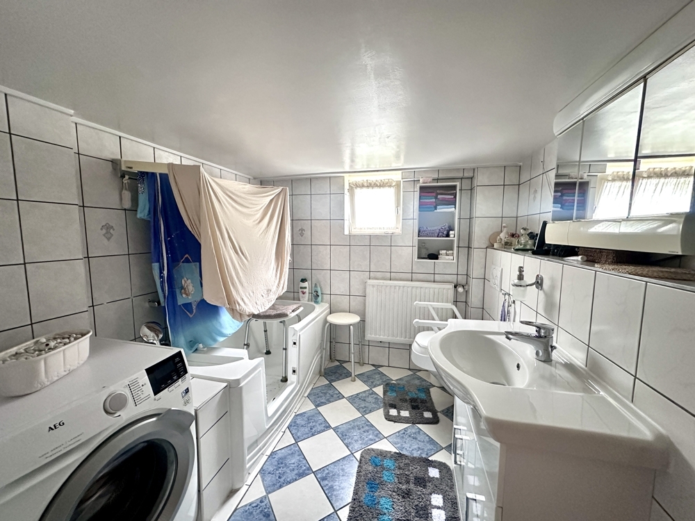 Badezimmer im Kellergeschoss mit WMA