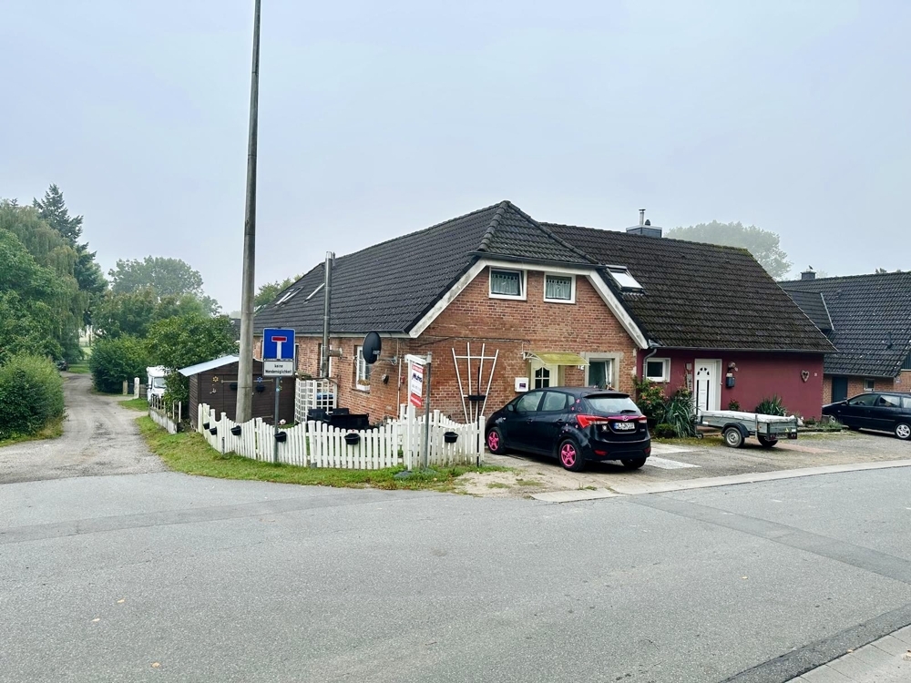 Straßenansicht des Eckhauses