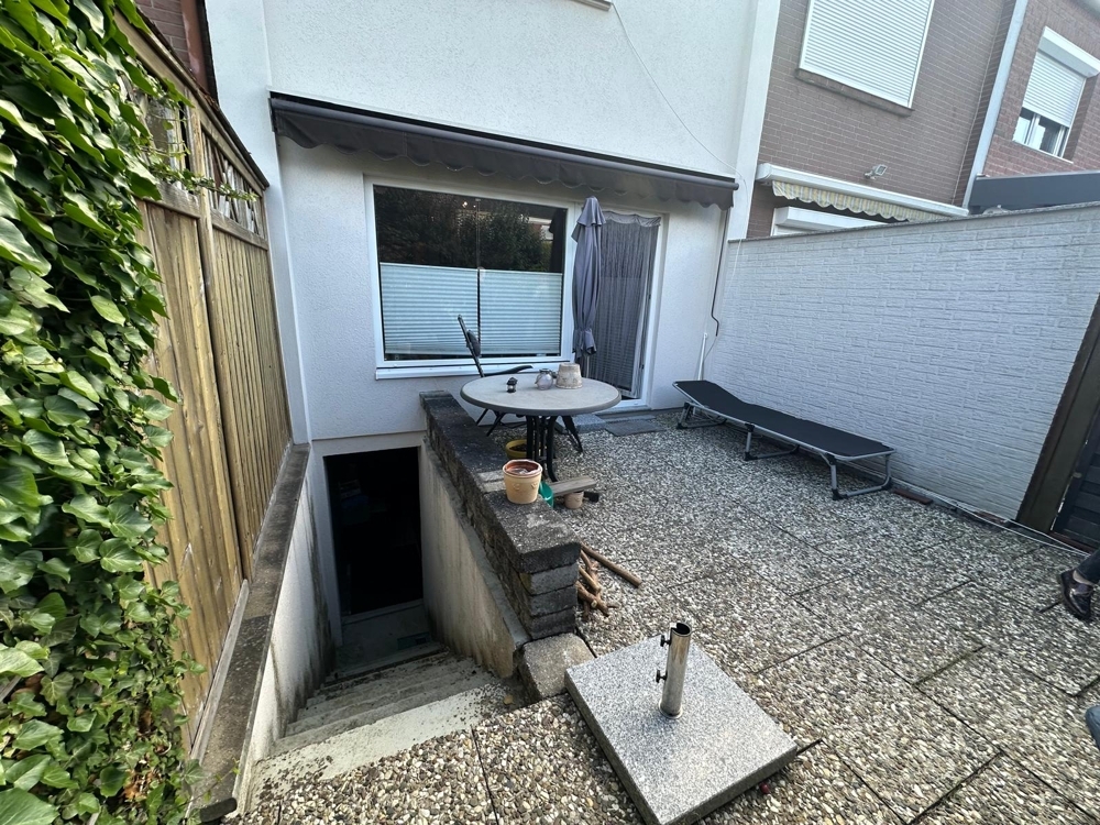 Terrasse mit Kellertreppe