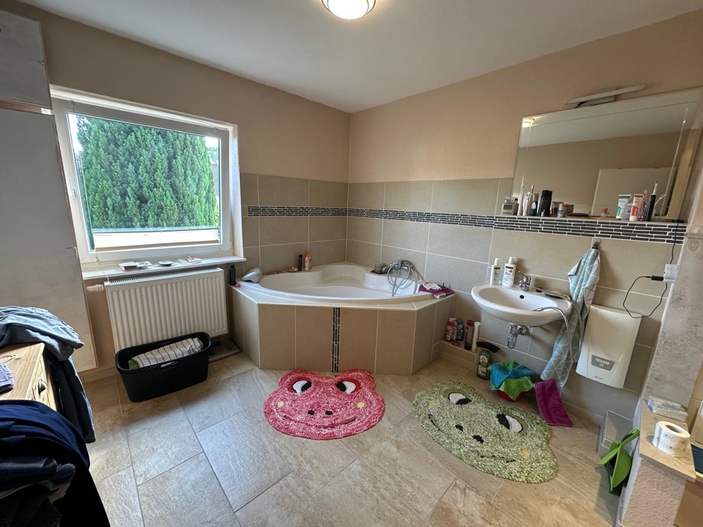 Großes Bad mit Eckbadewanne