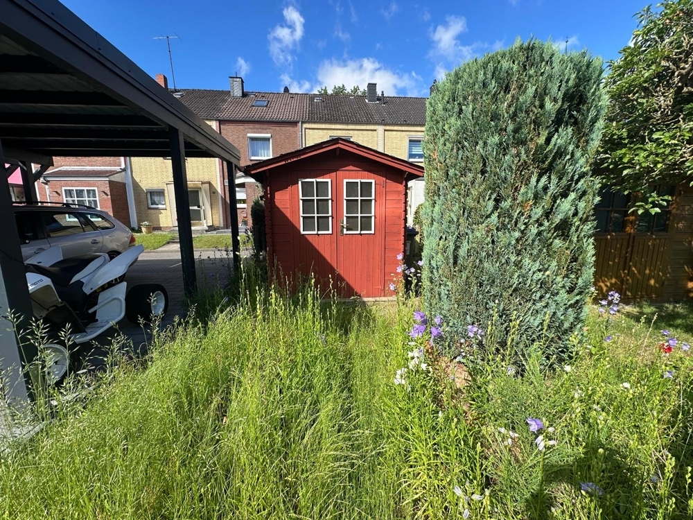 Garten mit Gartenhaus und Carport