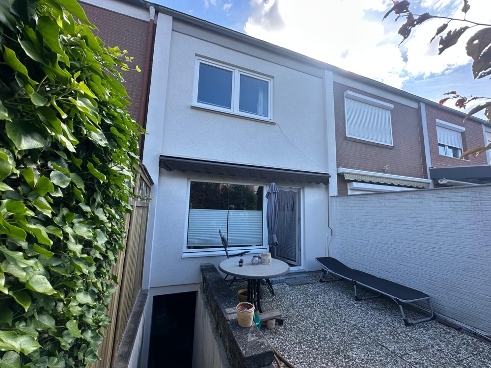 Hinteransicht mit Terrasse