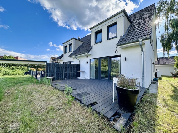 Terrasse und Rückansicht der DHH
