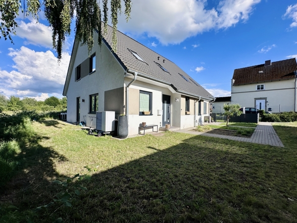Eingangsbereich und Seitenblick auf die DHH