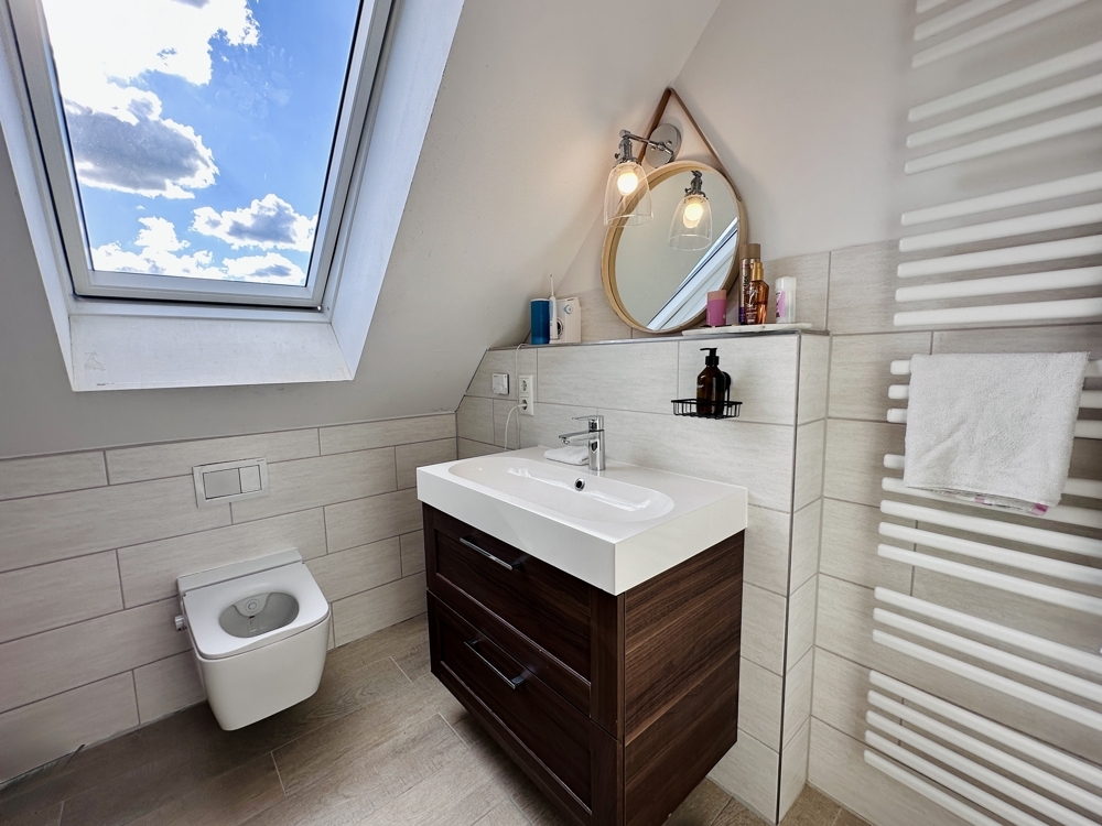 Helles Badezimmer mit Stil