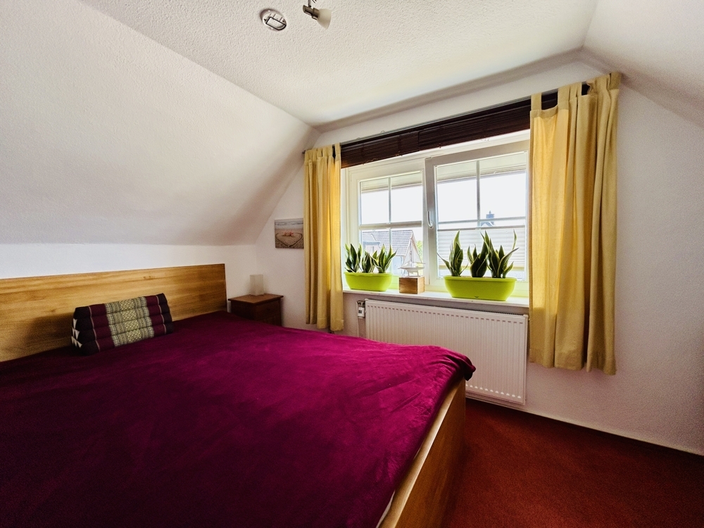 Helles Schlafzimmer mit Ankleide