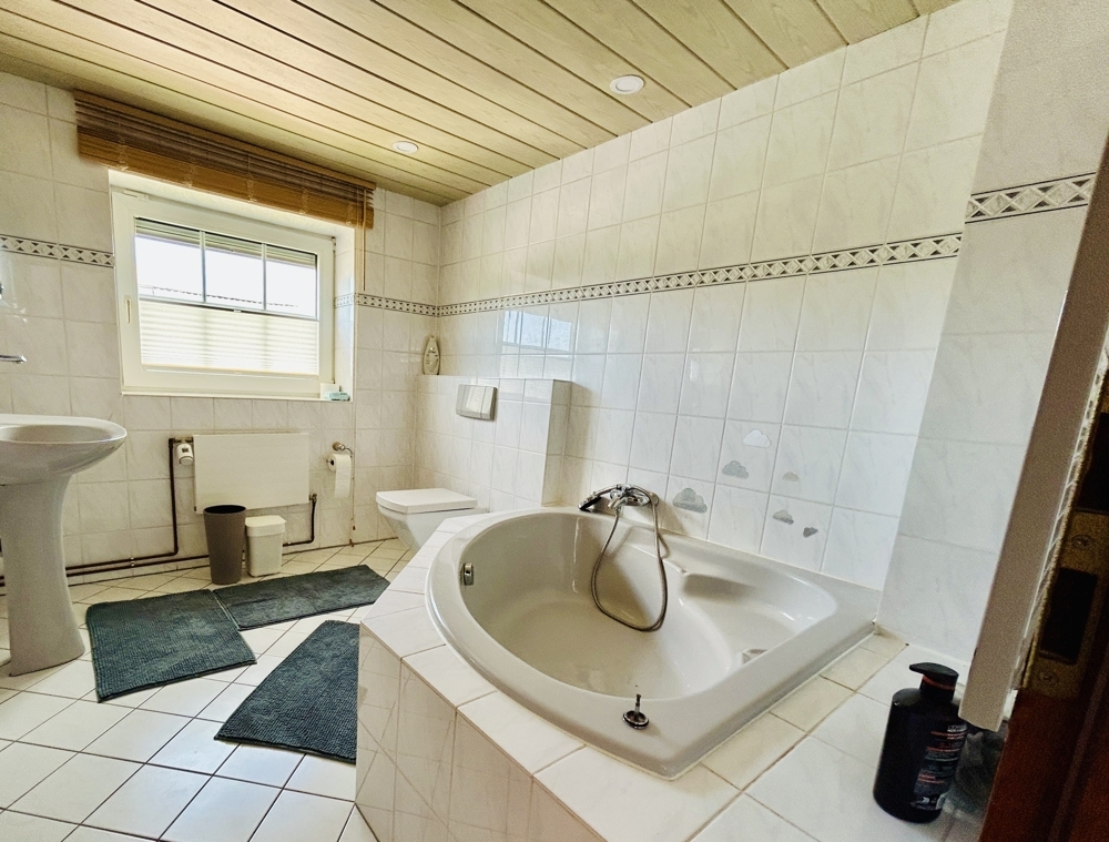 Bad mit Eckbadewanne