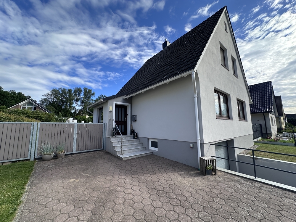 Einfahrt und Stellplatz im Freien