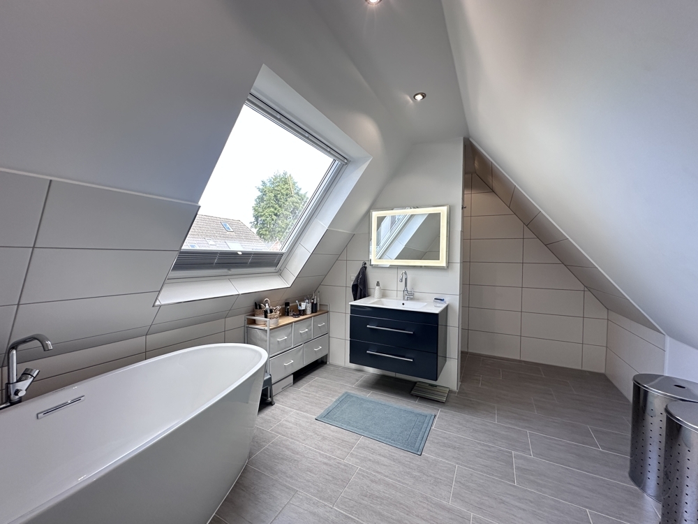 Großes, helles Vollbad mit Badewanne und Walk-In-Dusche