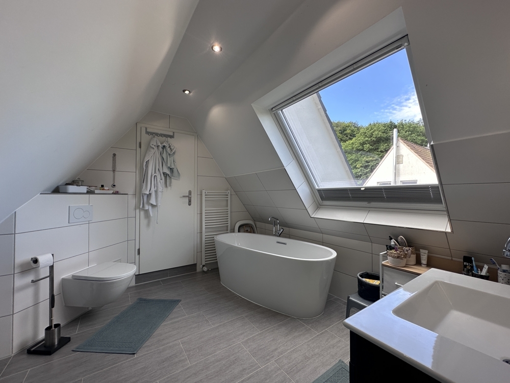 Vollbad mit Ausblick in den Garten