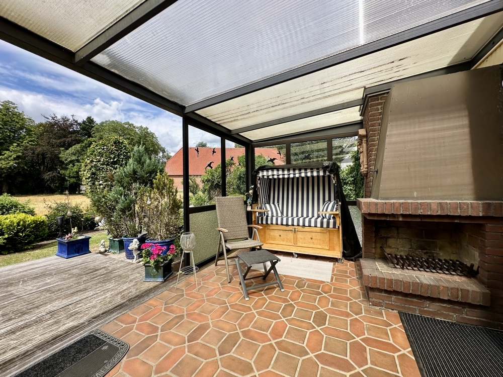 A : Überdachte Terrasse mit Außenkamin