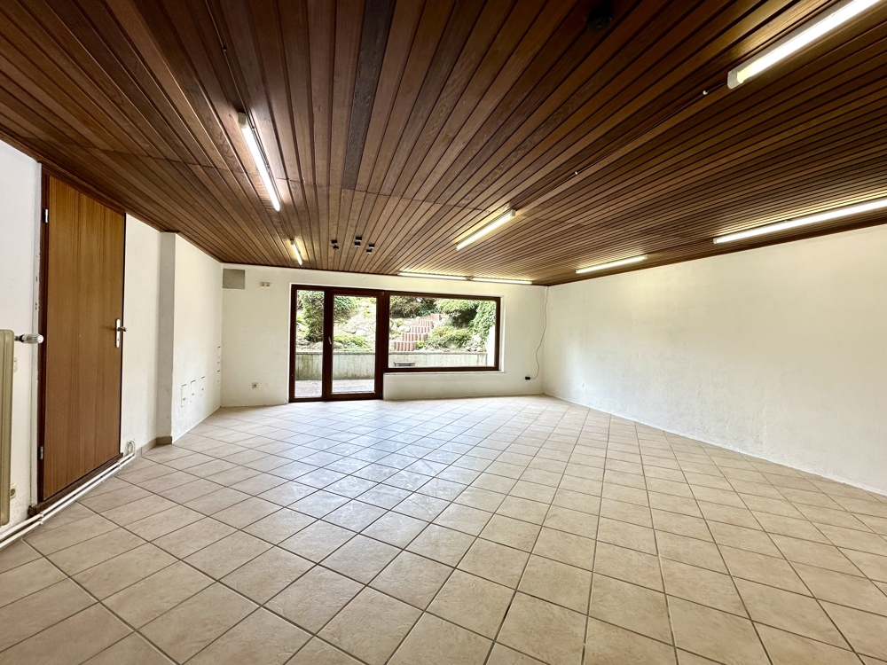 KG : Souterrainraum mit Terrasse