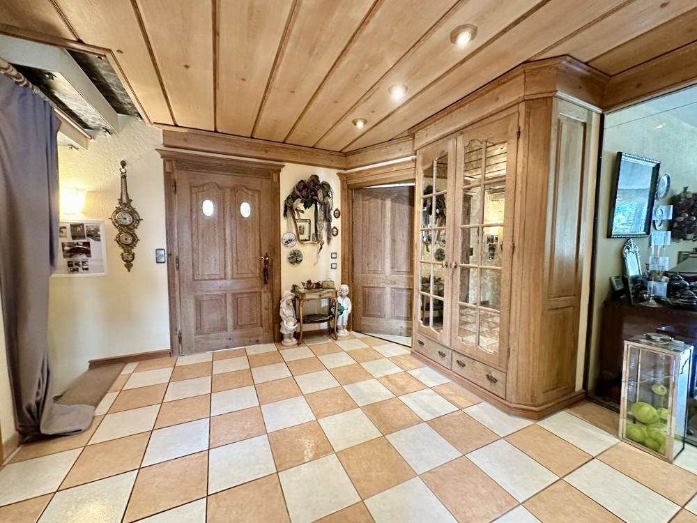 EG : Große Diele im auffäligem Holzdesign