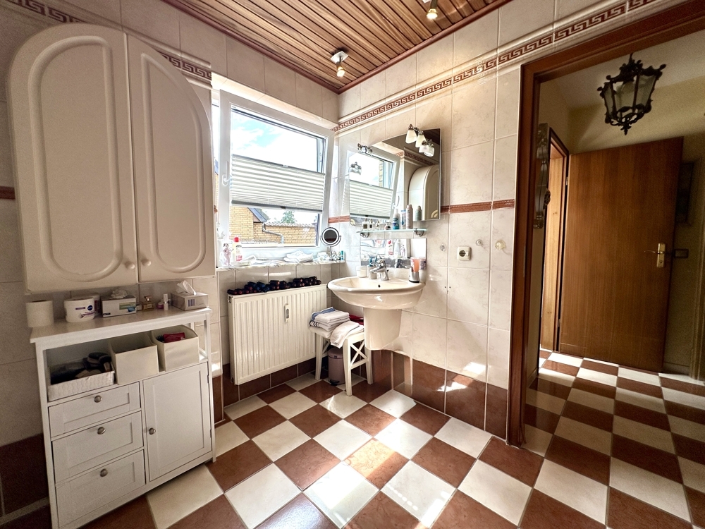 EG : Badezimmer mit Fenster
