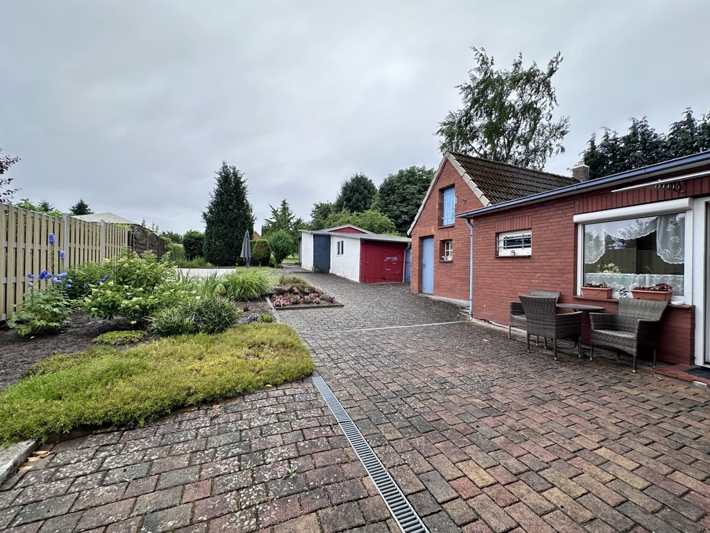 Zwei Terrassen, ein Innenhof und blühende Beete
