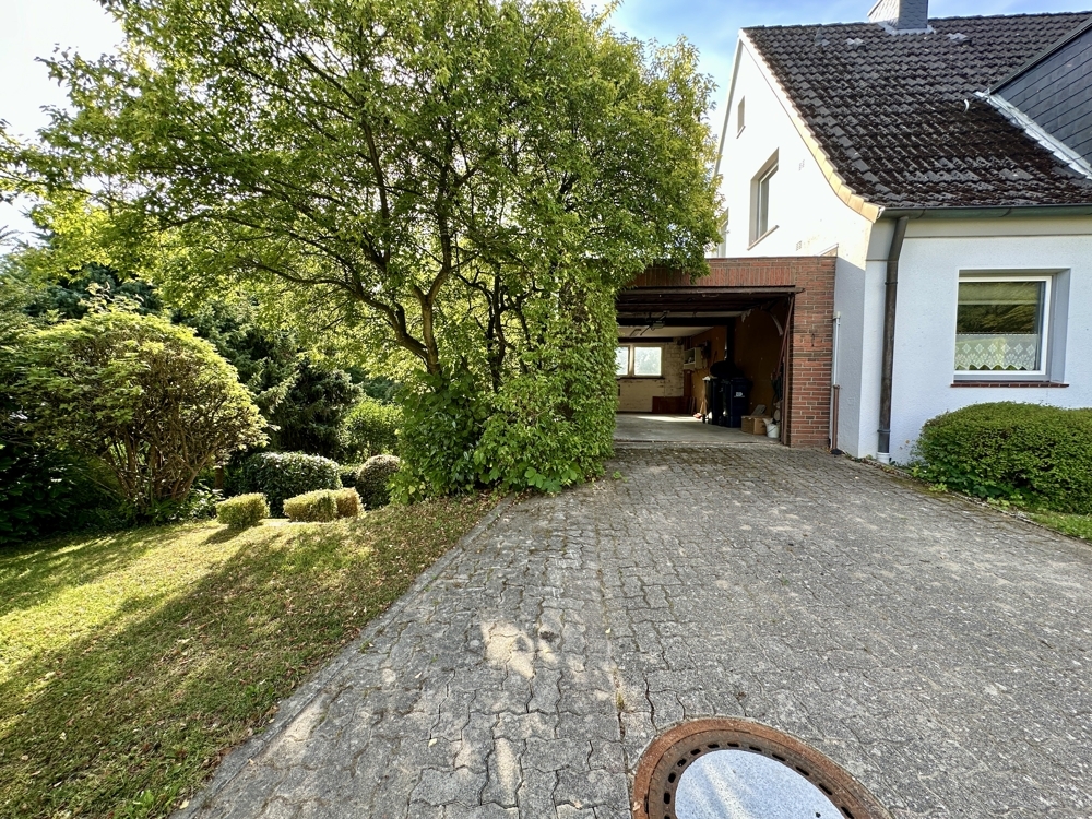 Einfahrt zum Haus und Garage
