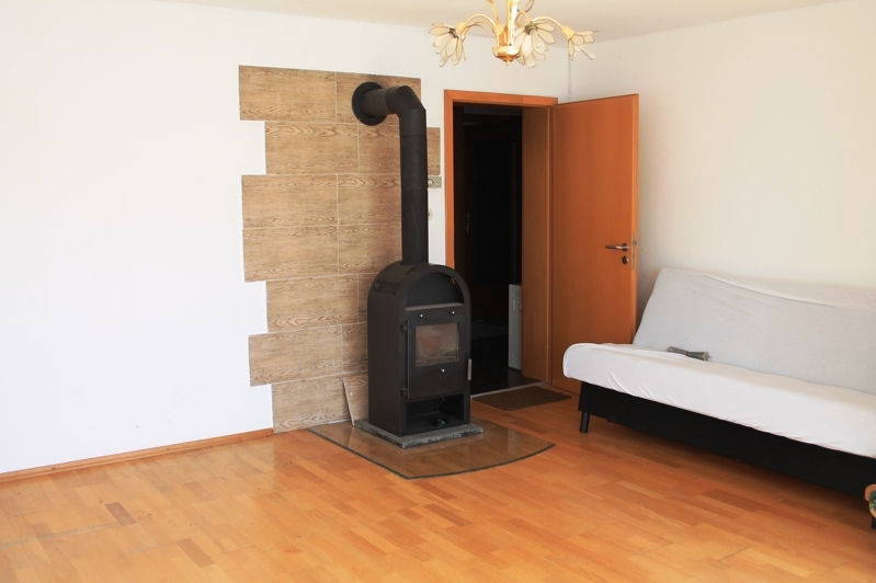 Wohnzimmer mit Kaminofen 