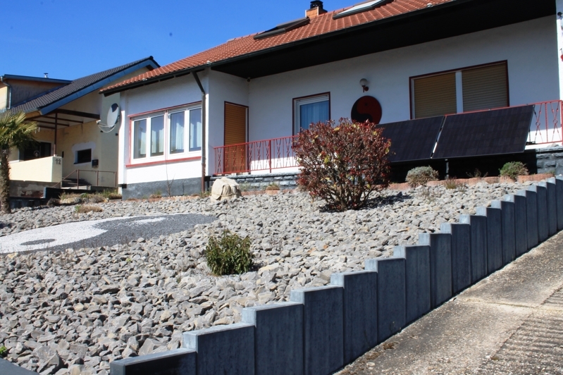 Seitenansicht-Hauseinfahrt