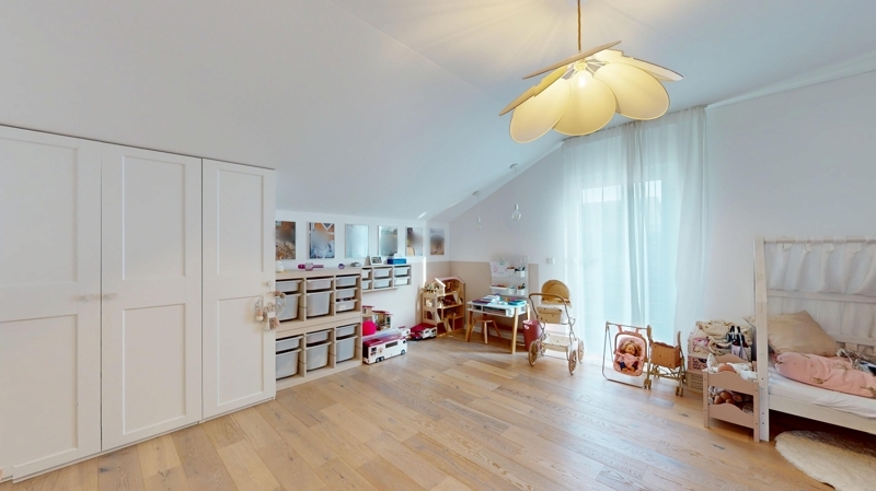 freundliches, großes Kinderzimmer